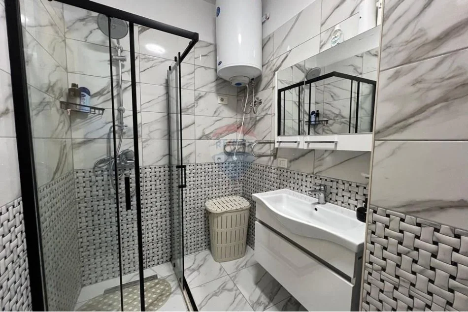 Tirane, jepet me qera apartament 2+1+Ballkon , 750 € 