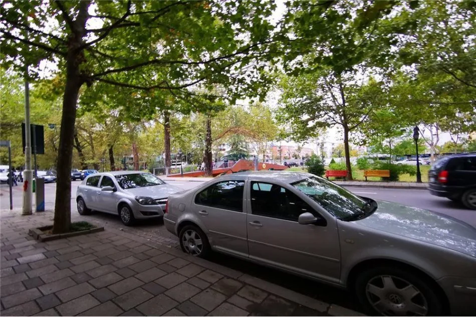 AMBIENT KOMERCIAL PER QIRA !