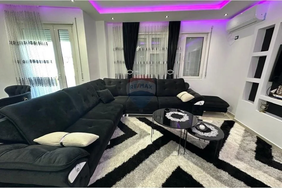 Tirane, jepet me qera apartament 2+1 Kati 2, 111 m² 750 € 