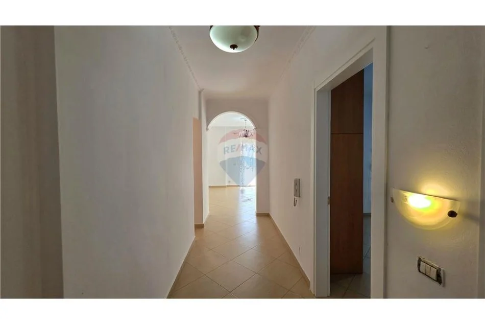 Vlore, shitet apartament 2+1+Ballkon , 103 m² 150.000 € (Rr . e Cipajve)