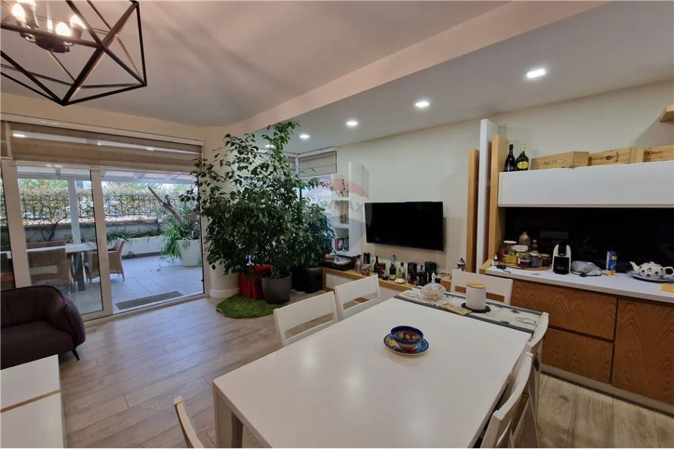 Vlore - Lungomare, shitet apartament 2+1+Ballkon Kati 1, 185 m² 290.000 € (Rruga Stefan Pano, Uji i Ftohte, Vlore)