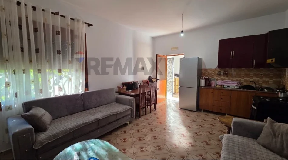 Vlore, shitet shtepi 1+1+Ballkon Kati 1, 326 m² 100.000 € (Haxhi xhyheri - Pran auto lyerje makinash - Rruga Gjergj Kastrioti, Vlorë)
