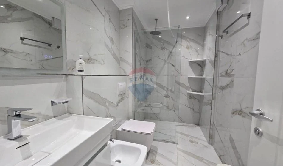 Tirane, shitet apartament duplex 4+1+Ballkon , 215 m² 470.000 € (liqeni thate)