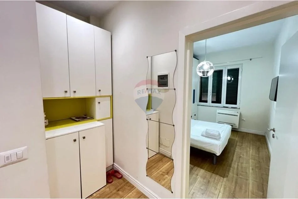 Tirane, jepet me qera apartament 2+1+Ballkon , 100 m² 700 € (Shallvaret)