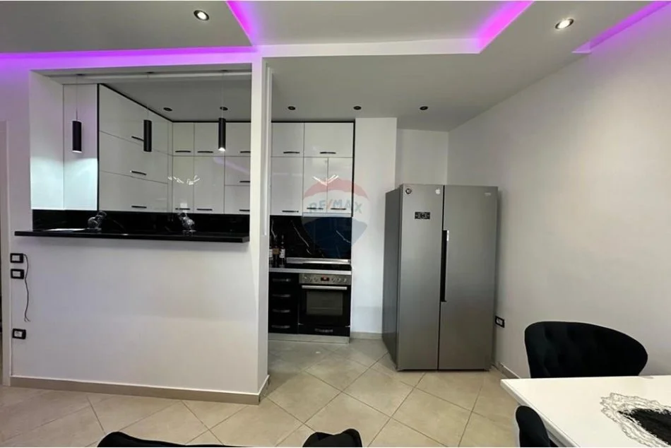 Tirane, jepet me qera apartament 2+1 Kati 2, 111 m² 750 € 