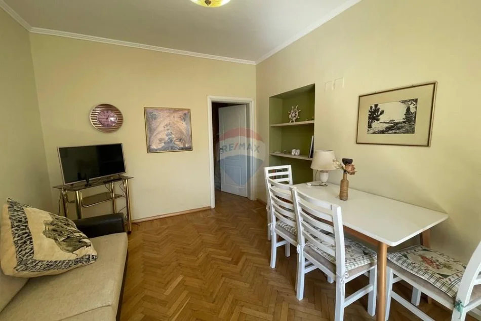 Tirane, jepet me qera apartament 1+1+Aneks Kati 2, 60 m² 570 € (Qender)