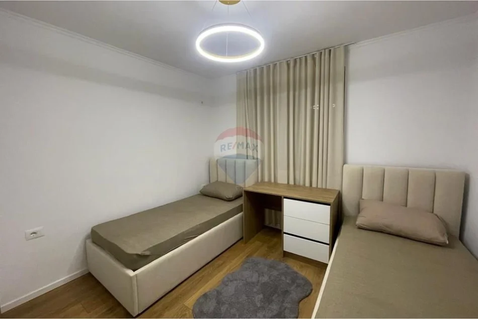 Tirane, jepet me qera apartament 2+1+Ballkon Kati 4, 78 m² 700 € (Ali demi)