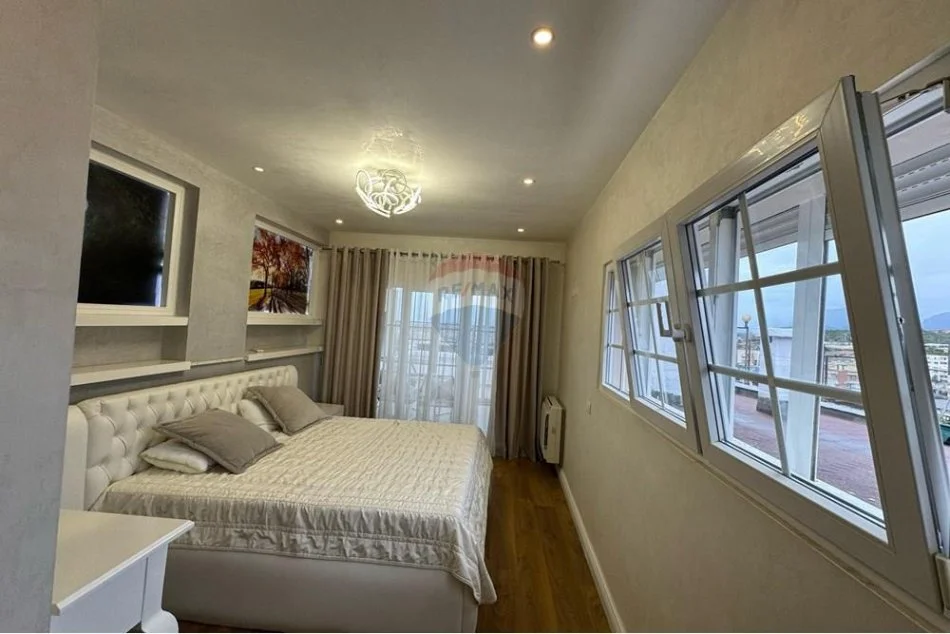 Tirane, jepet me qera apartament+verande | Penthouse 3+1+Ballkon , 198 m² 800 € 