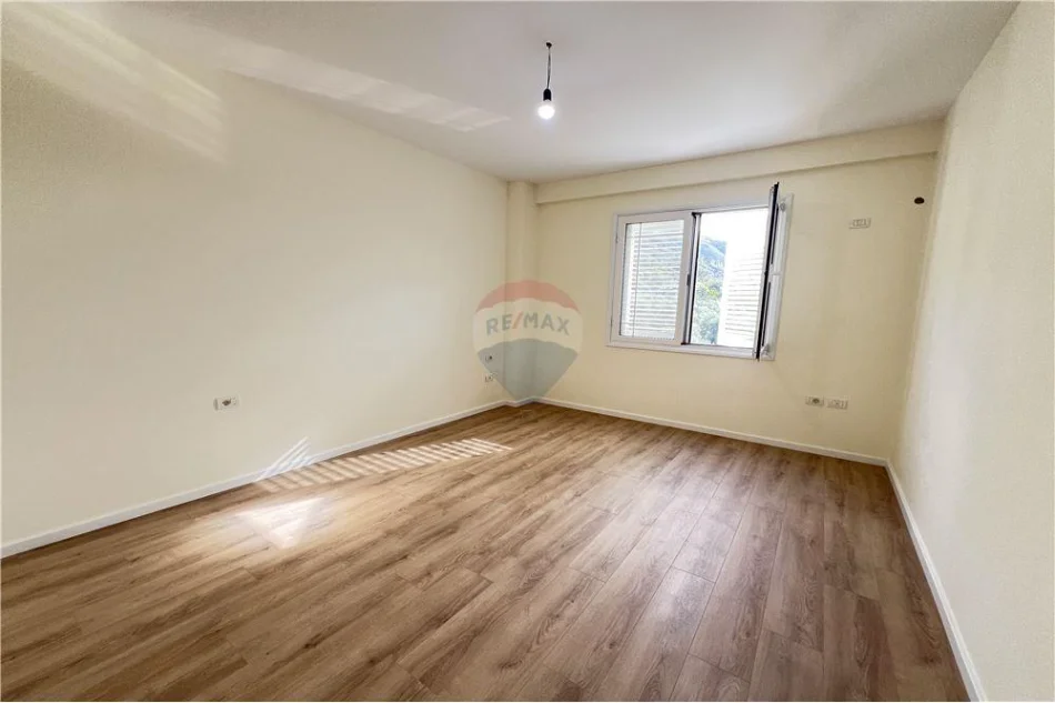 Vlore - Lungomare, shitet apartament 2+1 Kati 8, 124 m² 238.000 € (Rruga Dhimitër Konomi, Vlore)