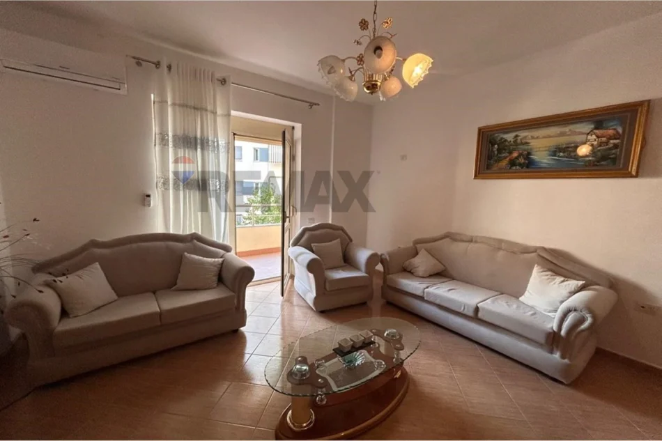 Vlore - Lungomare, jepet me qera apartament 3+1+Ballkon Kati 4, 120 m² 700 € (Rruga Reshat Osmani, Vlore)