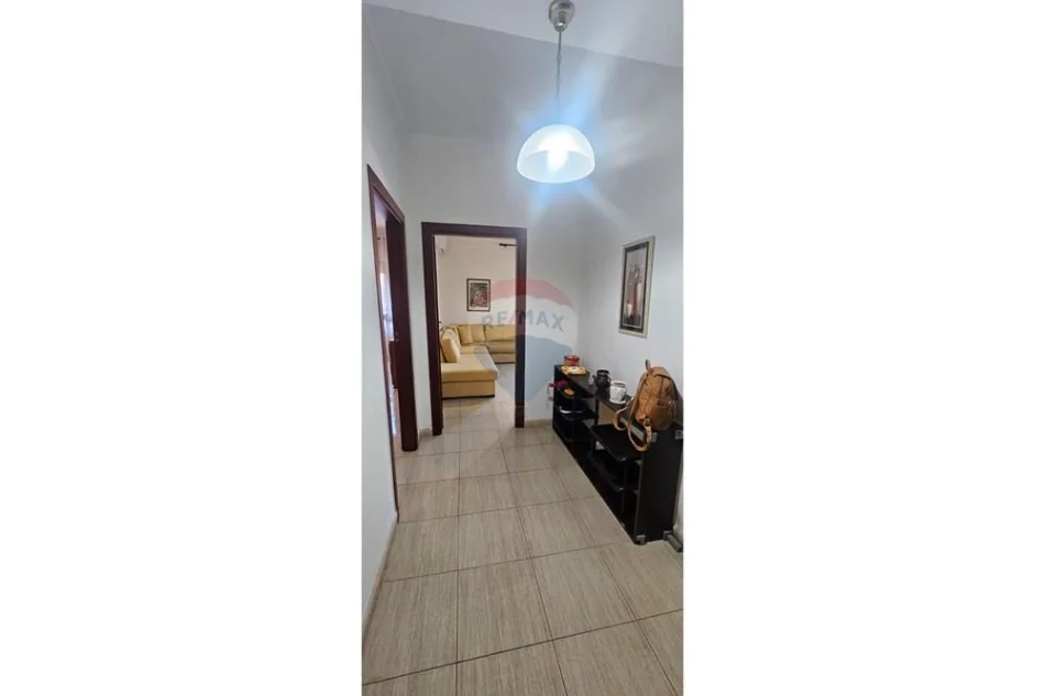Tirane, jepet me qera apartament 1+1+Ballkon Kati 4, 550 € (Komuna Parisit)
