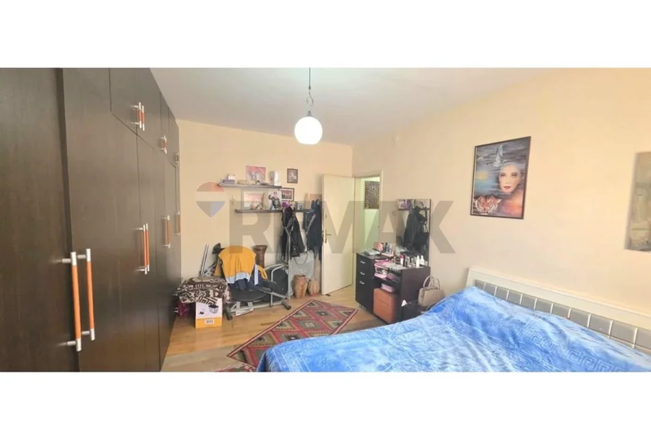 Shitet Apartament 1+1 në Kombinat