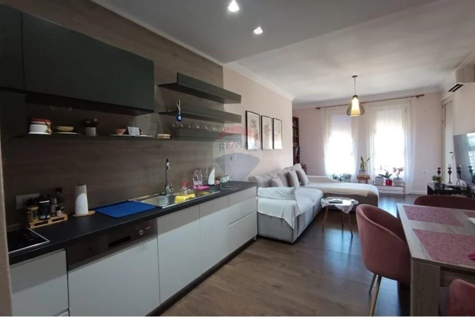 Tirane, jepet me qera apartament 1+1 , 700 € 