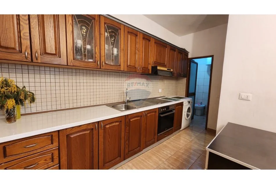 Tirane, jepet me qera apartament 1+1+Ballkon Kati 2, 60 m² 400 € (Astir)