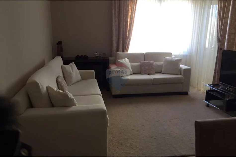 Tirane, jepet me qera apartament 1+1 Kati 5, 61 m² 650 € (Rruga Reshit Collaku)