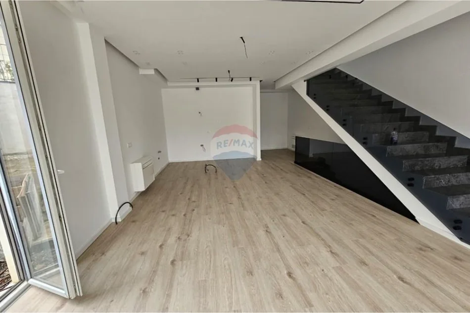 Tirane, jepet me qera Vile , 281 m² 4.000 € 