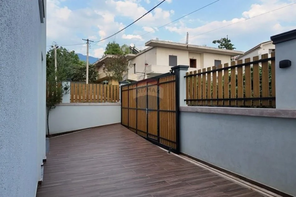 Tirane, jepet me qera Vile 2 Katshe , 191 m² 900 € (Qesarak, Tiranë)