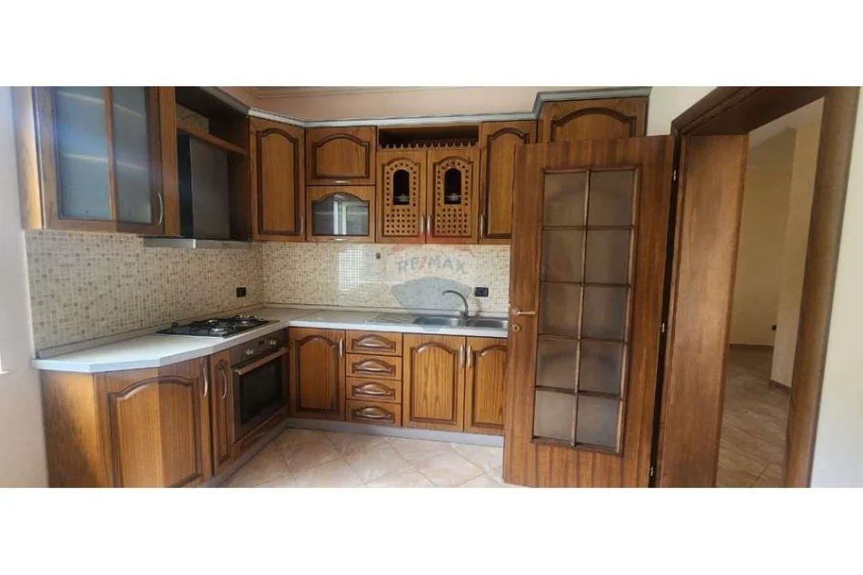 Tirane, shitet Vile , 500 m² 200.000 € (Peze helmas)