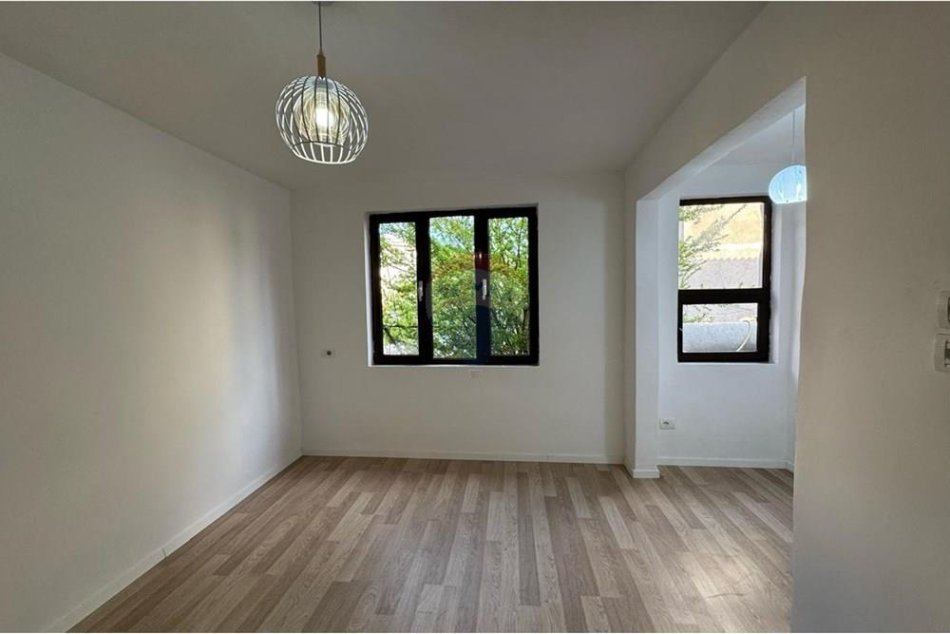 Tirane, shitet apartament 1+1 Kati 2, 56 m² 75.000 € (Kombinat)