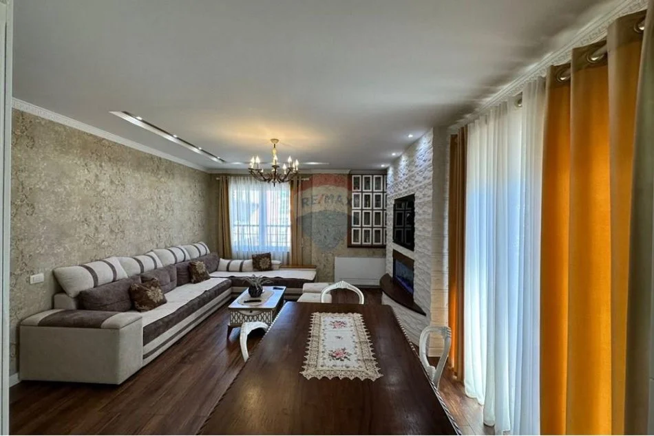 Tirane, jepet me qera apartament 2+1+Ballkon , 130 m² 900 € (Unaze e Re, Kompleksi Sima Com)