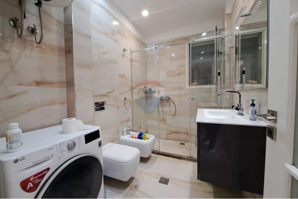 Vlore - Lungomare, shitet apartament 2+1 Kati 9, 96 m² 260.000 € (Lungomare, Vlorë)