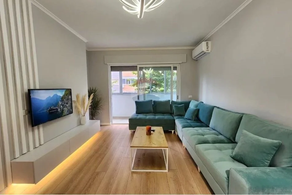 Tirane, jepet me qera apartament 2+1+Ballkon , 104 m² 750 € 