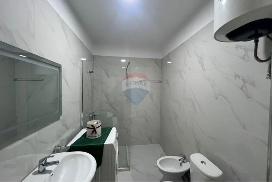 Tirane, jepet me qera apartament 1+1+Ballkon , 55 m² 450 € (Astir)