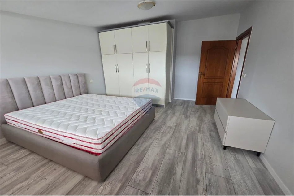 Vlore, shitet apartament 1+1 Kati 8, 58 m² 95.000 € (Lungomare, Vlorë)