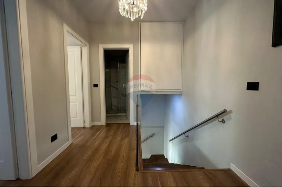Tirane, jepet me qera apartament 3+1+Aneks+Ballkon , 120 m² 740 € (Rruga 5 Maji)