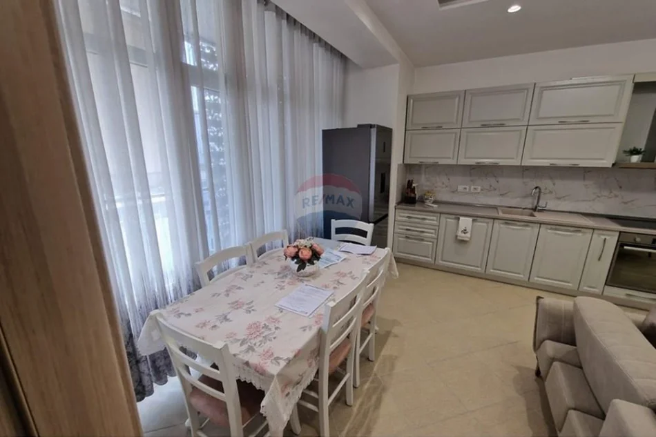 Tirane, jepet me qera apartament 1+1+Ballkon , 65 m² 700 € (Komuna e Parisit)