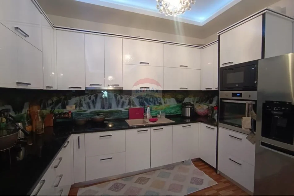 Tirane, shitet apartament 2+1+Ballkon , 106 m² 220.000 € (5 maji)