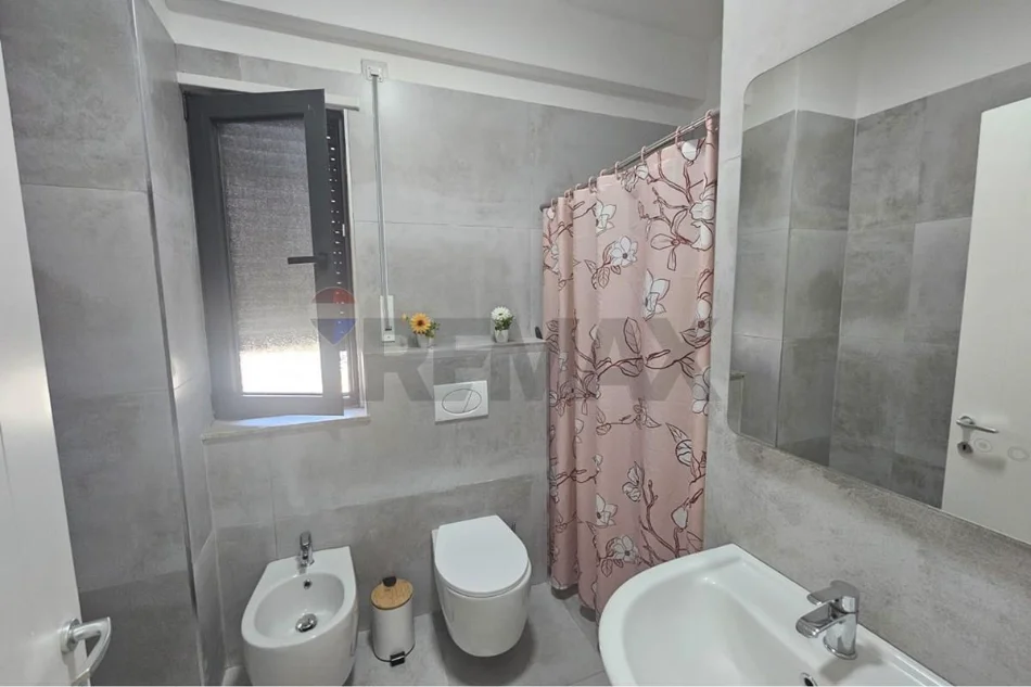 Tirane, jepet me qera apartament 1+1 , 80 m² 