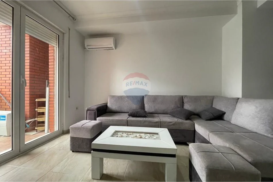 Tirane, jepet me qera apartament 1+1 Kati 3, 52 m² 550 € (Fusha e Aviacionit)