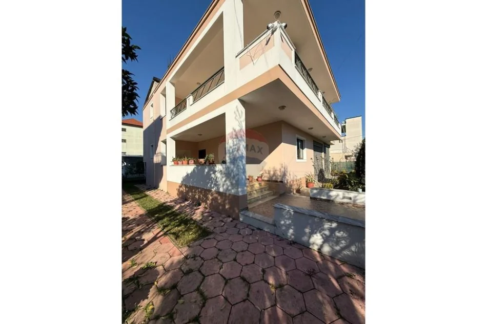 Tirane, jepet me qera Vile 3+1+Ballkon Kati 0, 900 € (terminali)