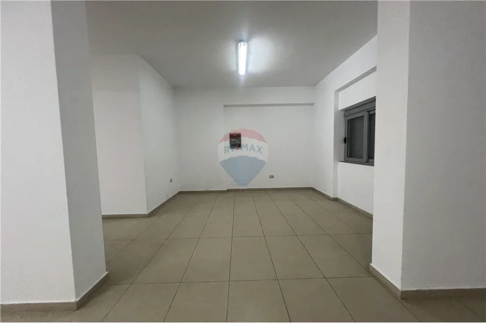 Vlore, jepet me qera ambjent biznesi Kati 2, 225 m² 800 € (Rruga Gjergj Kastrioti (Transballkanike), Vlorë)