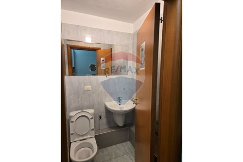 Shqiperi, jepet me qera vetem 1 dhome Kati 3, 106 m² 1.200 € (rruga e barrikadave)