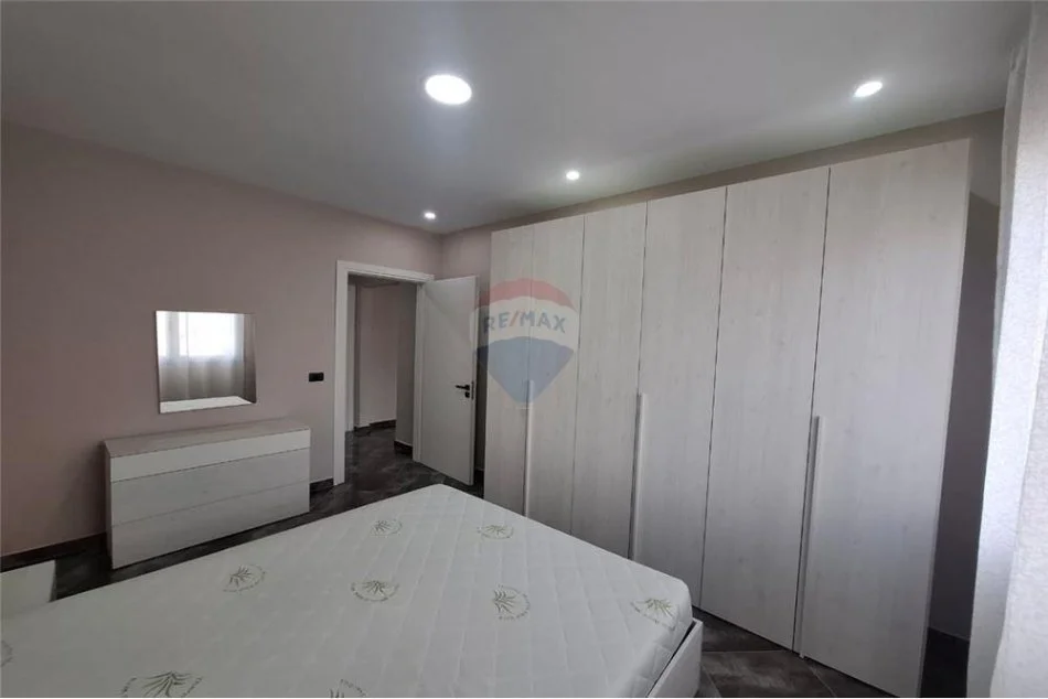 Vlore, jepet me qera apartament 1+1 Kati 7, 76 m² 400 € (Pranë Conad, Ismail Qemali, Vlorë)