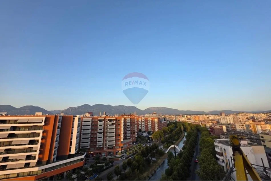 Tirane, jepet me qera apartament 2+1 Kati 8, 95 m² 1.000 € (Rruga e Kavajës,)