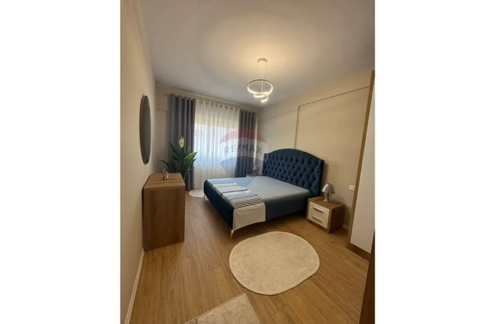 Tirane, jepet me qera apartament 2+1+Ballkon Kati 4, 97 m² 920 € (Kristal Center)