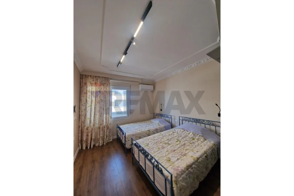 Vlore, jepet me qera apartament 1+1+Ballkon Kati 10, 85 m² 400 € (Rruga Hysni Alimerko, pranë zonës së Shtëpisë së Oficerëve)