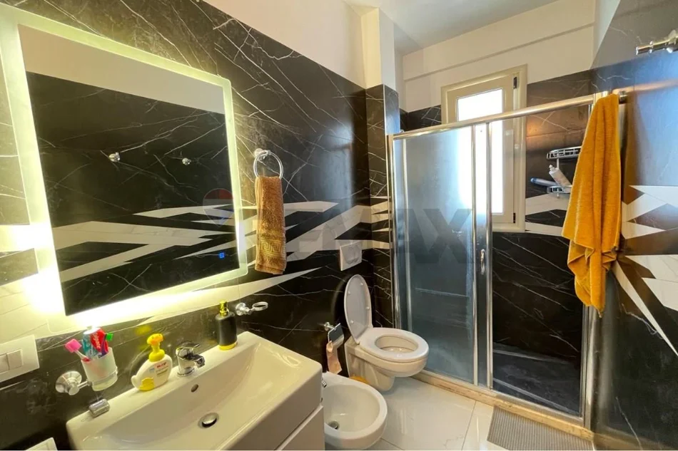 Vlore, jepet me qera apartament 2+1 Kati 9, 95 m² 750 € (Blv. Ismail Qemali,pran Parkut Aulona Vlore)