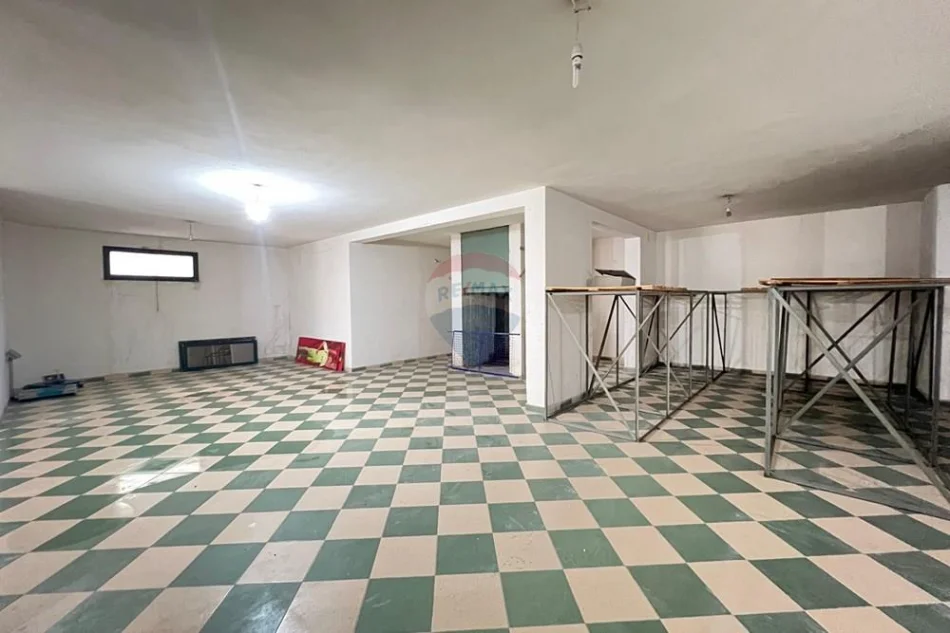Vlore, jepet me qera magazine Kati -1, 247 m² 500 € (Blv. Ismail Qmali, Ambulanca, Vlore)