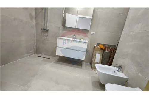 Tirane, jepet me qera zyre , 98 m² 600 € (rruga e dibres)