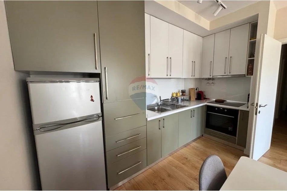 Tirane, jepet me qera 2+1 , 100 m² 750 € (rruga kavajes)