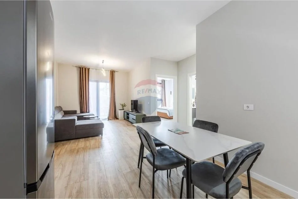 Tirane, jepet me qera apartament 1+1+Ballkon , 70 m² 1.200 € (Rruga e Kavajes)