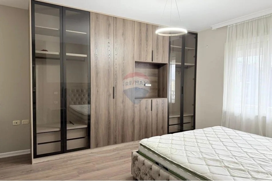 Tirane, shitet apartament 2+1+Ballkon , 140 m² 350.000 € 