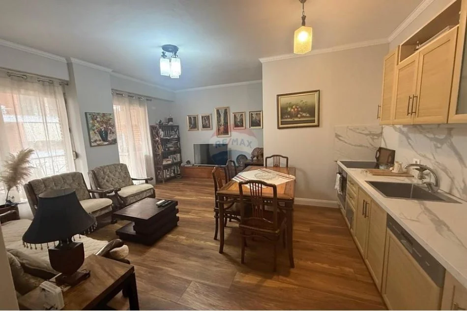 Tirane, jepet me qera apartament 2+1+Ballkon Kati 6, 95 m² 800 € (Kompleksi Delijorgji)