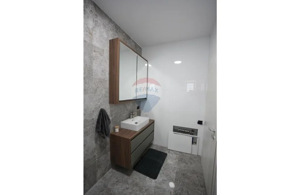 Elbasan, jepet me qera Vile 3+1 , 899 m² 3.000 € 
