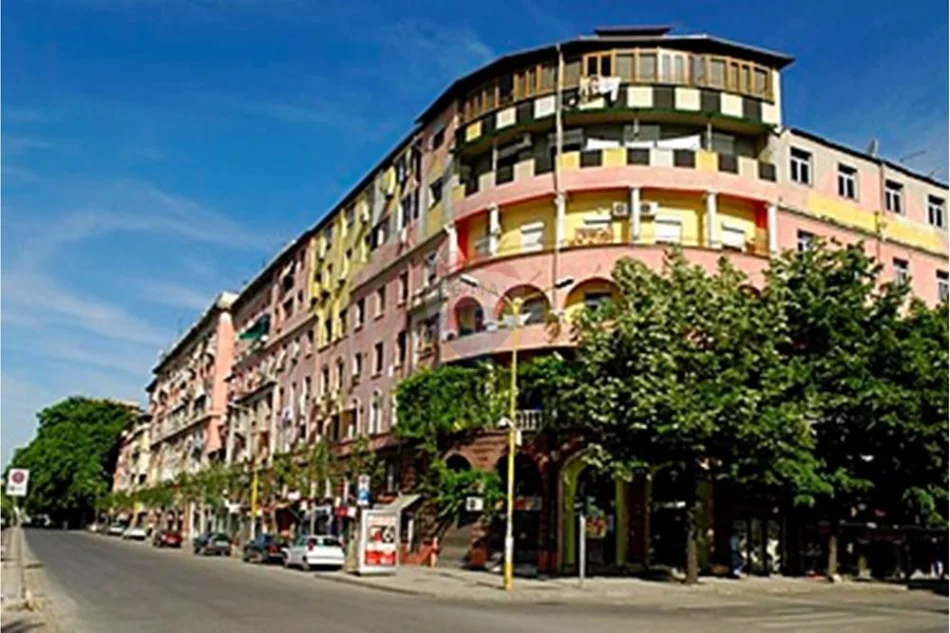 Tirane, jepet me qera apartament 1+1 Kati 5, 61 m² 650 € (Rruga Reshit Collaku)