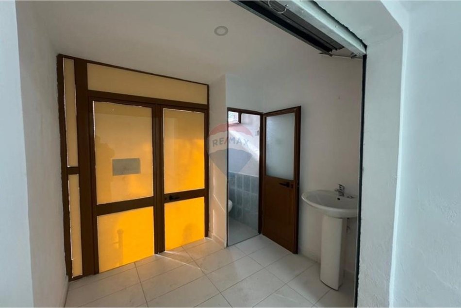 Tirane, jepet me qera dyqan Kati 0, 18 m² 250 € (Marko Boçari, Tiranë)